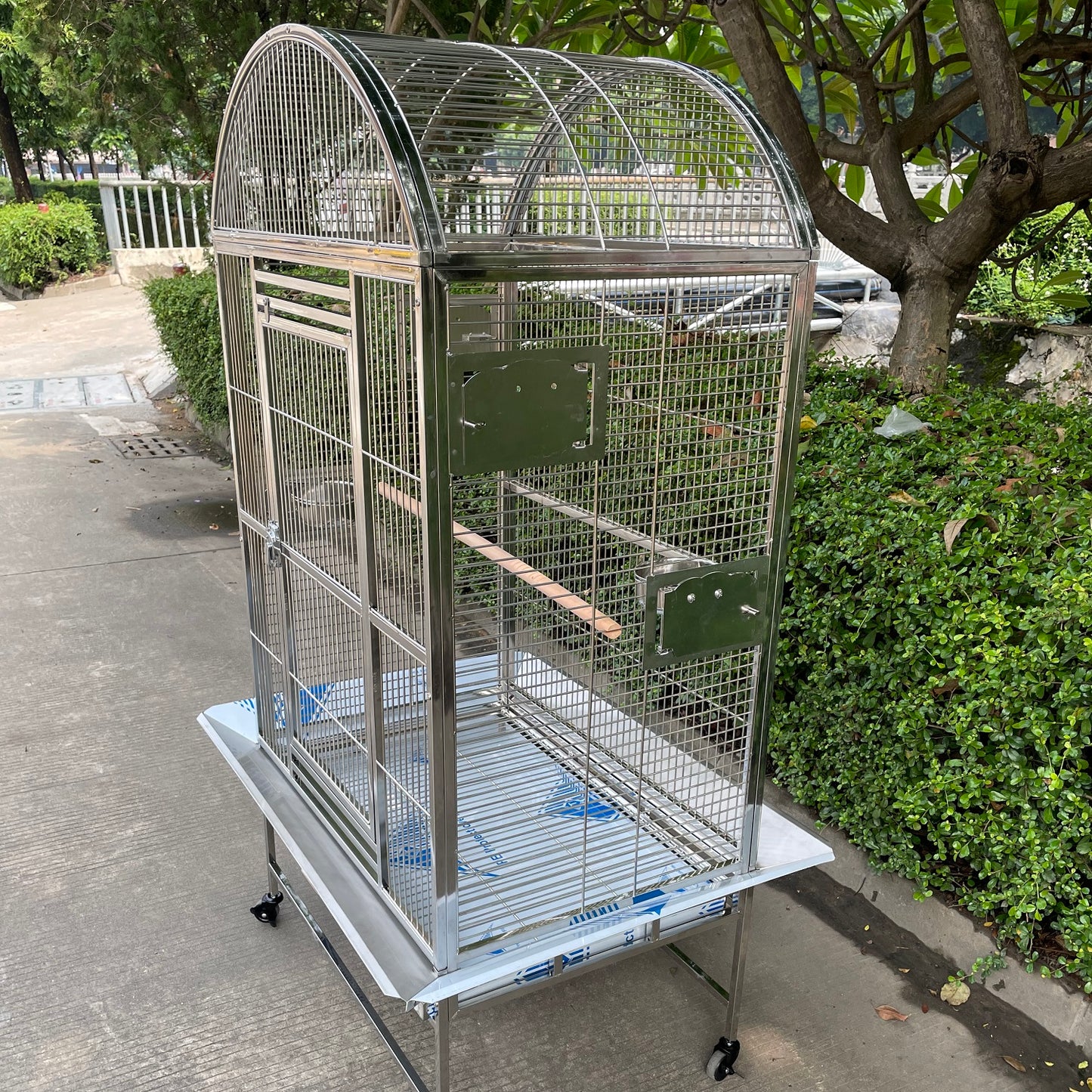 SUS201 Stainless Steel Parrot Cage 80x55x160cm Dome Top Bird Cage Big Macaw