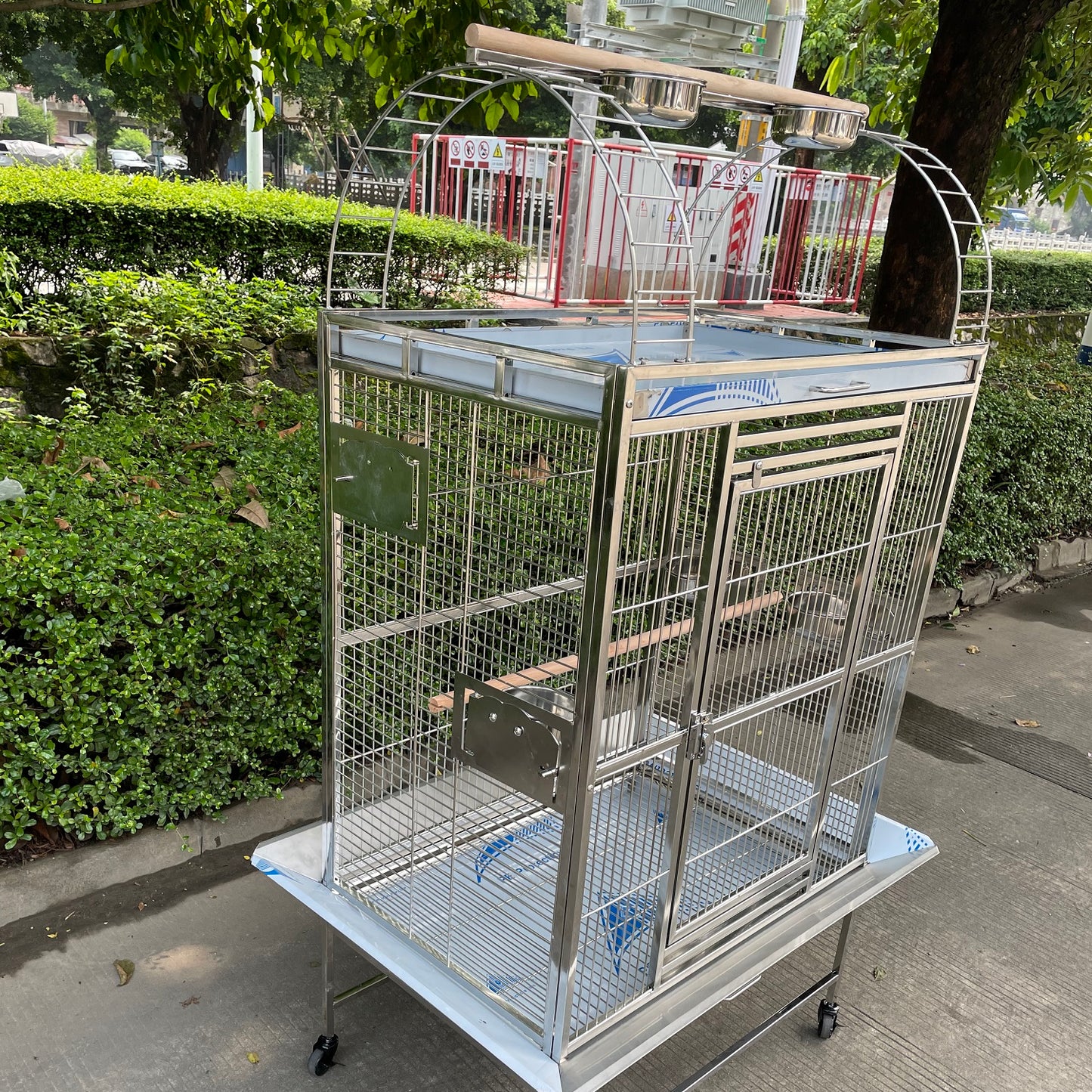 SUS201 Stainless Steel Parrot Cage 80x55x160cm Play Top Bird Cage Big Macaw