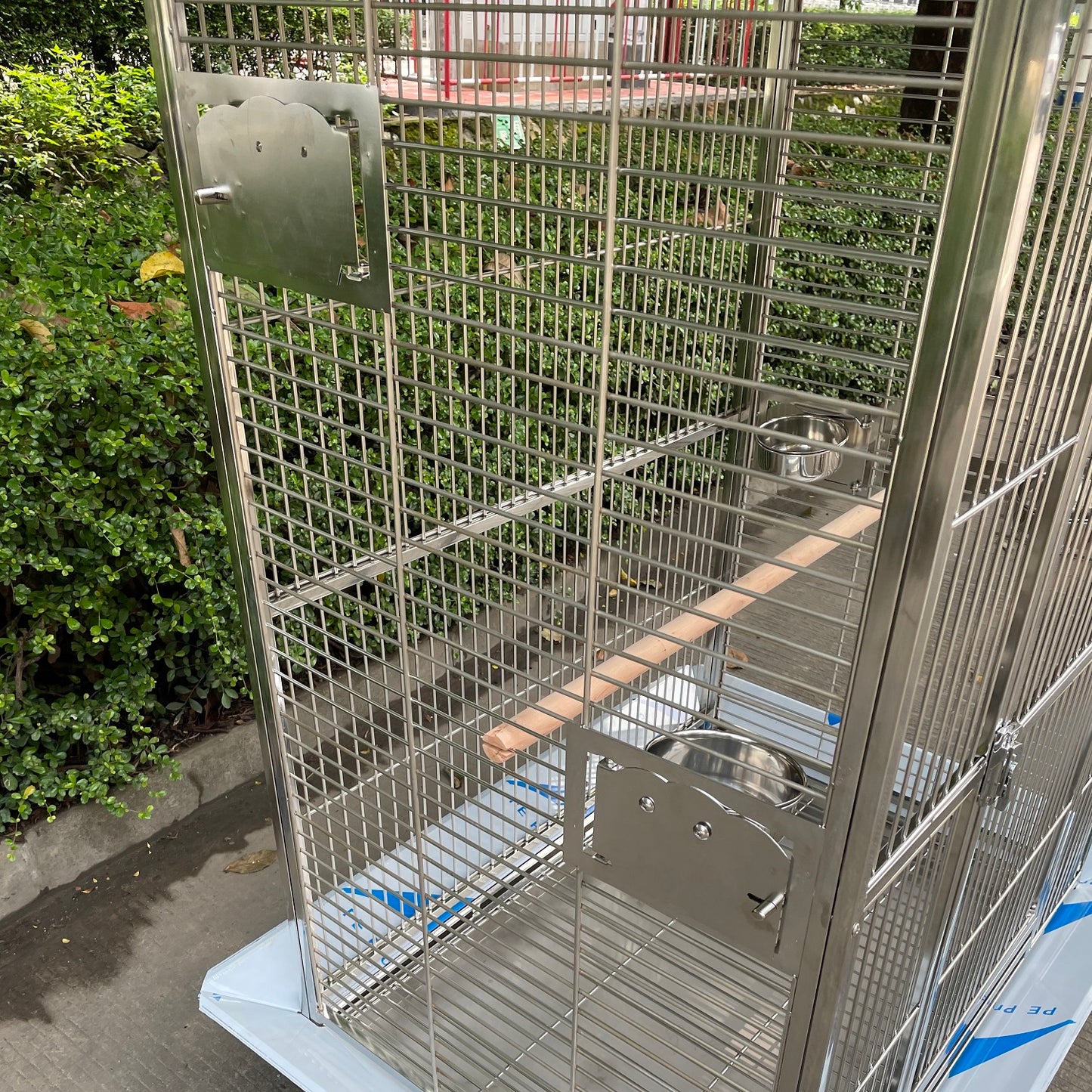 SUS201 Stainless Steel Parrot Cage 90x66x160cm Play Top Bird Cage Big Macaw Cage