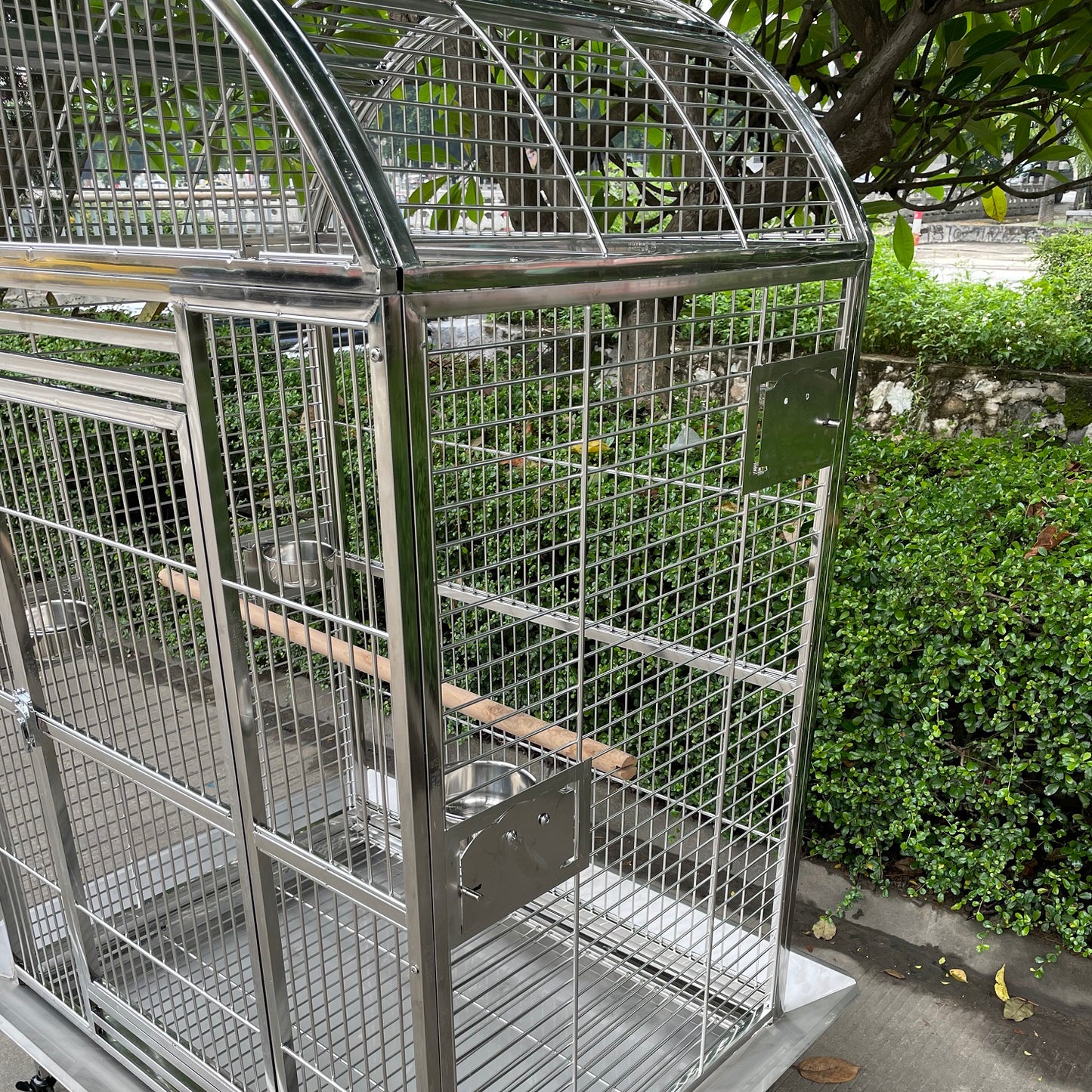 SUS201 Stainless Steel Parrot Cage 100x75x162cm Dome Top Bird Cage Macaw Cage