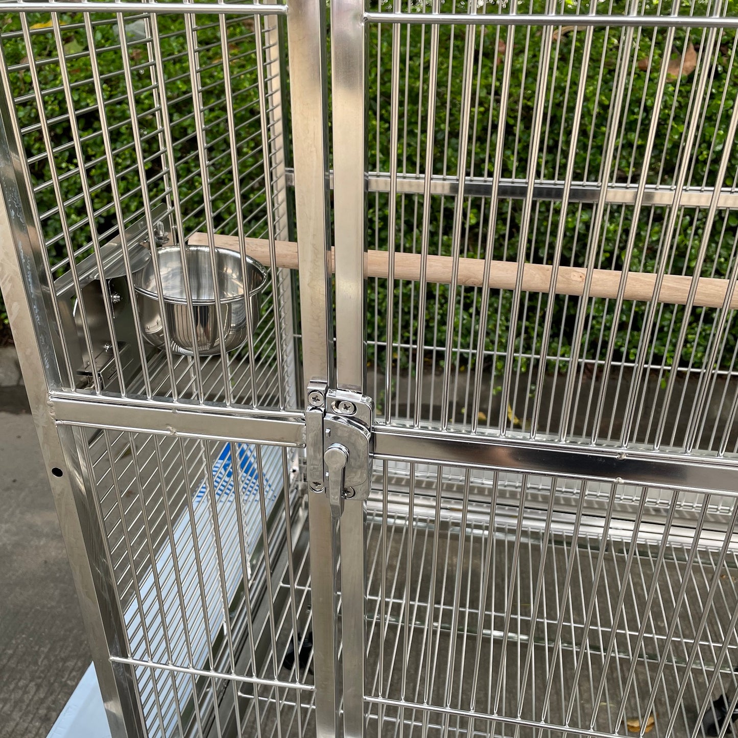 SUS201 Stainless Steel Parrot Cage 70x55x152cm Dome Top Bird Cage Big Macaw